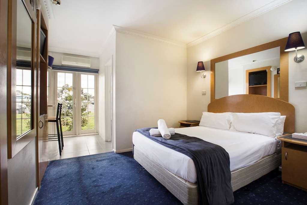 Nightcap At Skyways Hotel Melbourne Room photo