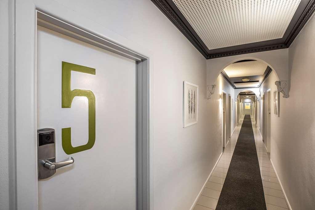 Nightcap At Skyways Hotel Melbourne Room photo