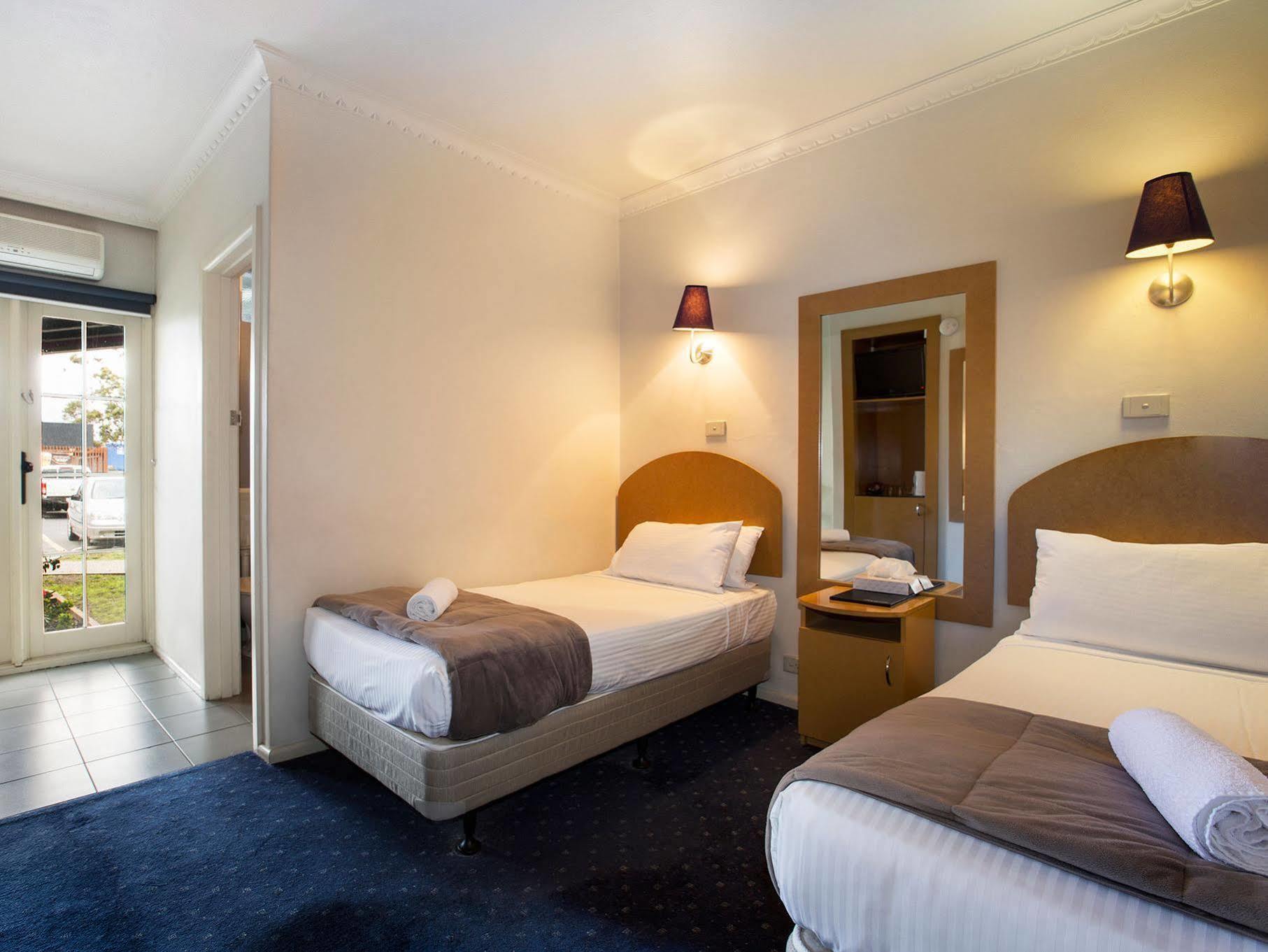 Nightcap At Skyways Hotel Melbourne Exterior photo